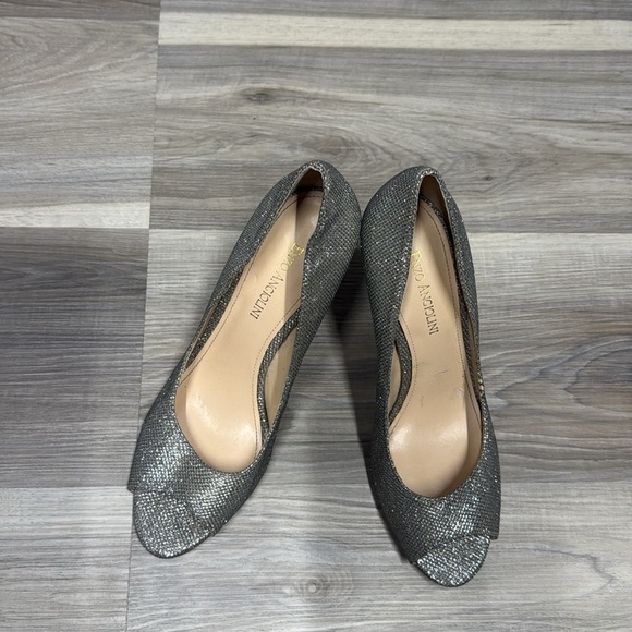 🏁 Enzo Angiolini Women's Silver Peep-Toe Heels size 8.5 - Picture 2 of 9